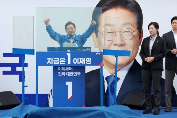 이재명 더불어민주당 대선 후보가 20일 경기 고양시 일산문화광장에서 열린 집중유세에서 시민들에게 지지를 호소하고 있다. 2025.5.20 공동취재