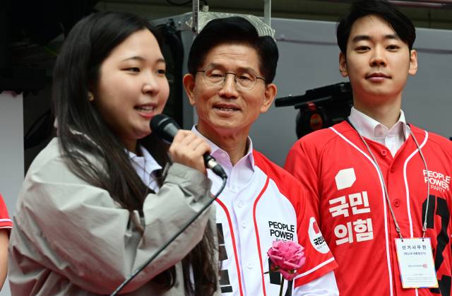 김문수 국민의힘 대선 후보가 19일 오전 서울 중구 청계광장에서 '청년이 바라는 대한민국' 정책 공약을 발표를 앞두고 청년들의 발언을 듣고 있다. 오승현 기자