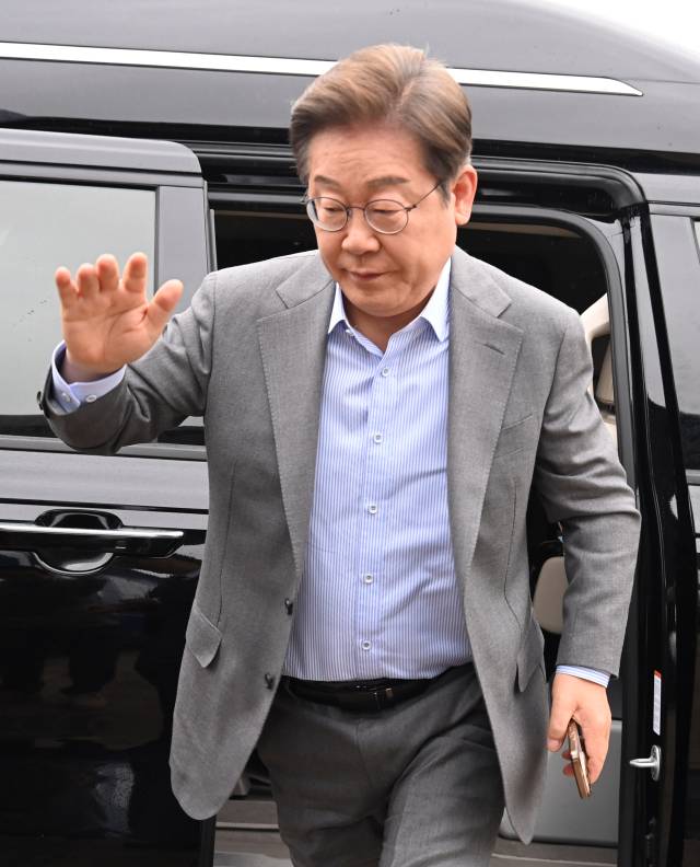 이재명 더불어민주당 대선 후보가 제21대 대통령선거 재외국민투표가 시작된 20일 재외국민의 투표 독려를 위한 ;K-이니셔TV' 줌방송을 하기 위해 경기 의정부시 흥선역 인근에 마련된 버스 스튜디오로 향하고 있다. 의정부=오승현 기자