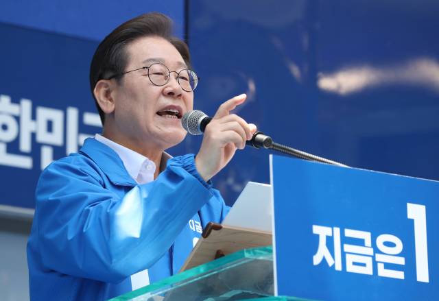 이재명 더불어민주당 대선 후보가 14일 부산 부산진구 서면거리에서 유권자들에게 지지를 호소하고 있다. 부산=오승현 기자