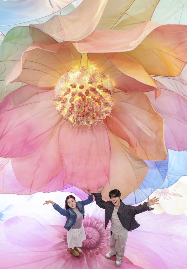 서울스카이 모델들이 20일 서울 송파구 롯데월드타워 전망대 서울스카이 121층에 설치된 지름 5.3m 크기의 '빅플라워' 앞에서 '블루밍 유니버스' 기획을 알리고 있다. 오승현 기자 2025.05.20