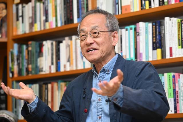 최재천 이화여대 석좌교수가 서울 서대문구 이화여자대학교 내 연구실에서 서울경제신문과 인터뷰를 하고 있다. 조태형 기자