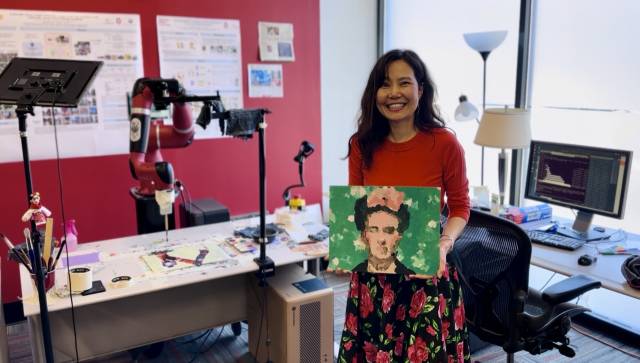 인공지능(AI) 로봇 페인팅 시스템인 ‘프리다(FRIDA)’를 개발한 오혜진 카네기멜런대 교수가 프리다의 작품을 소개하고 있다. 사진 제공=오혜진 교수