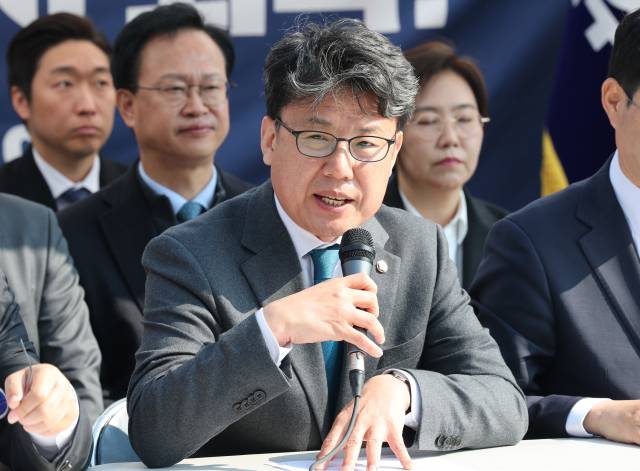 진성준 더불어민주당 중앙선거대책위원회 정책본부장. 뉴스1