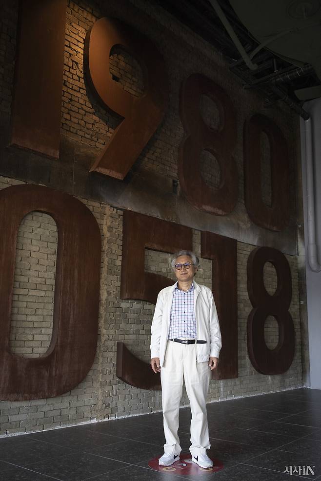 김태윤씨가 광주민주화운동의 상징과도 같은 건물인 전일빌딩에 서있다. 김씨는 1980년 5월 당시 시민군에 자원했고, 당시 입은 총상으로 시력을 잃었다.&nbsp;ⓒ시사IN 이명익