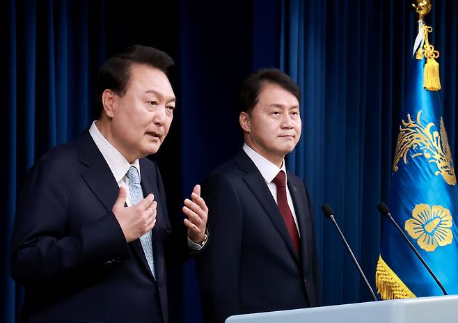 윤석열이 2024년 5월7일 서울 용산 대통령실 청사에서 열린 인사브리핑에서 신임 대통령실 민정수석비서관에 임명한 김주현 전 법무차관을 소개하고 있다. ⓒ연합뉴스