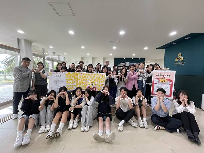 대정여고 학생자치회가 지난 15일 스승의 날을 맞이하여, '감사의 편지 우체통' 행사를 펼치고 있다. ⓒ대정여고 제공