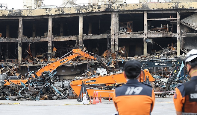 20일 오전 광주 광산구 금호타이어 광주공장에서 불이 난 건물을 철거하기 위해 잔해 정리 작업이진행되고 있다. ⓒ연합뉴스