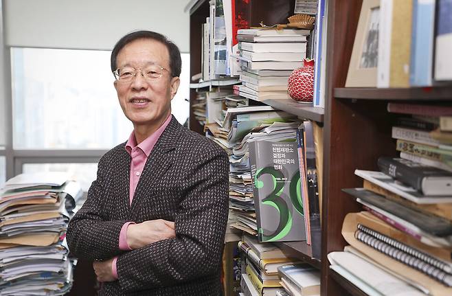 지난해 11월19일 서울 서초구 법무법인 서울 사무실에서 법제처장을 지낸 이석연 동서대 석좌교수가 시사저널과 인터뷰를 하고 있다. ⓒ 시사저널 박정훈