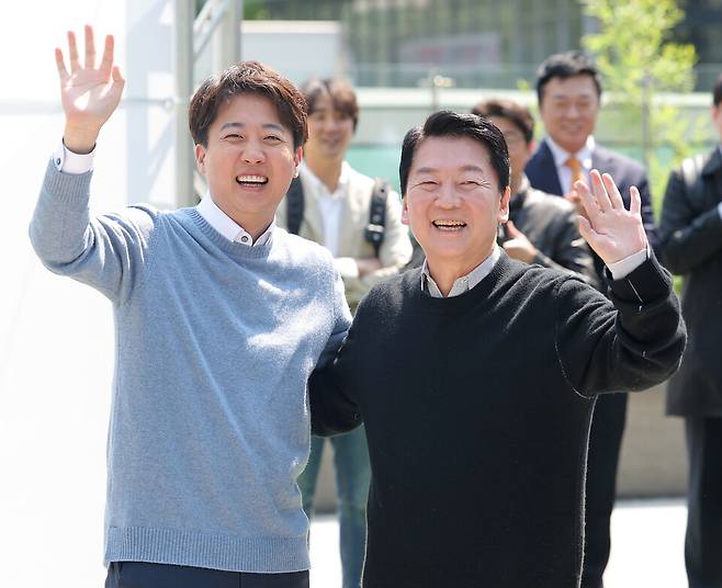 안철수 국민의힘 의원(오른쪽)과 이준석 개혁신당 대선 후보가 4월25일 경기도 성남시 판교역 앞 광장에서 열린 인공지능(AI) 관련 '미래를 여는 단비토크'에서 만나 손을 흔들고 있다. ⓒ연합뉴스