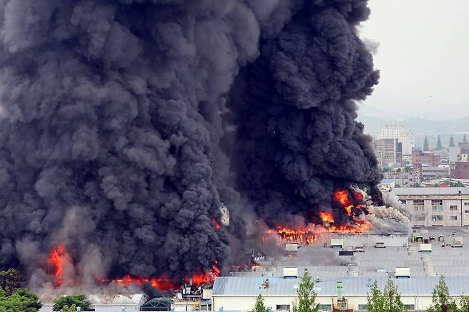17일 오전 광주 광산구 송정동 금호타이어 광주공장에서 큰불이 나 검은 연기가 치솟고 있다. 소방 당국은 광주 전체 소방서 인력을 동원하는 대응 2단계를 발령해 진화하고 있다. 이 화재는 20일 오전 11시 50분을 기해 진압이 완료됐다. 화재 발생 76시간 39분(사흘 4시간 39분) 만이다. ⓒ연합뉴스