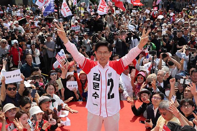 김문수 국민의힘 대선 후보가 20일 서울 서초구 고속터미널역 인근에서 집중유세를 하고 있다.&nbsp; ⓒ연합뉴스