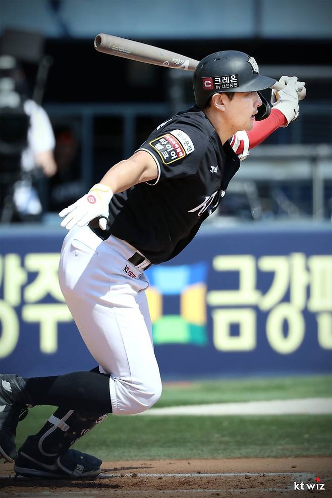 KT 황재균이 18일 잠실구장에서 열린 LG와 원정경기 3회초 중전안타로 통산 2200안타를 달성했다. 사진제공｜KT 위즈