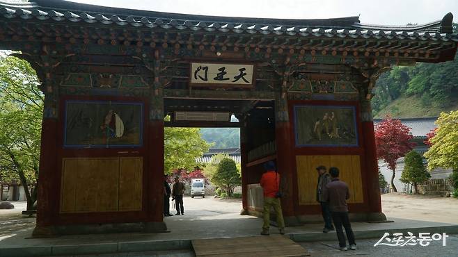 오대산 월정사 천왕문. 천년의 역사를 자랑하는 고찰이지만 6.25전쟁을 겪으면서 대부분 불에 타 새로 지었다   평창·영월｜김재범 기자 oldfield@donga.com