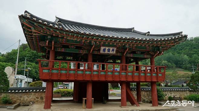 창절사의 대문격인 2층 문루 대견루. 창절사는 조선 단종을 위해 절개를 지킨 충신 10인의 위패를 모신 서원이다       평창·영월｜김재범 기자 oldfield@donga.com