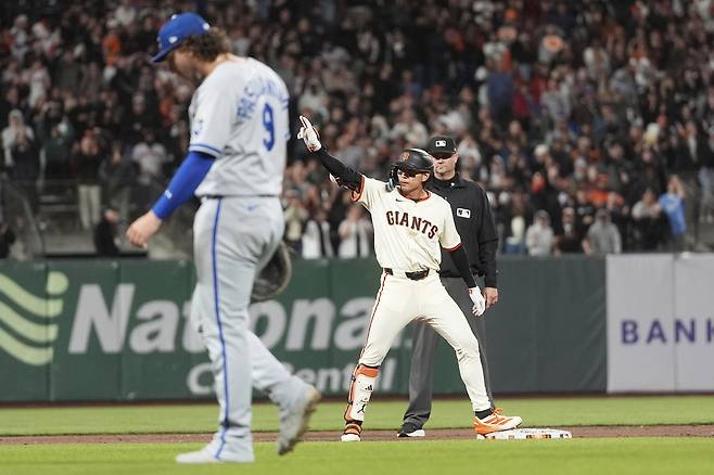 샌프란시스코 이정후가 20일 캔자스시티전에서 2루타를 친 뒤 베이스에서 세리머니하고 있다. AP연합뉴스