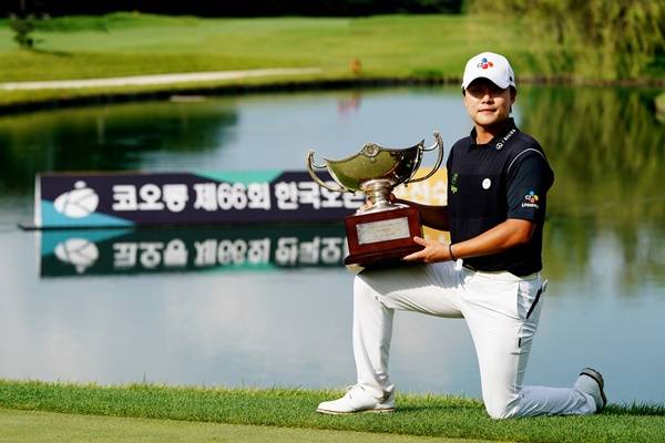 코오롱 제66회 한국오픈골프선수권대회에서 우승한 김민규 / 사진=코오롱한국오픈대회조직위원회