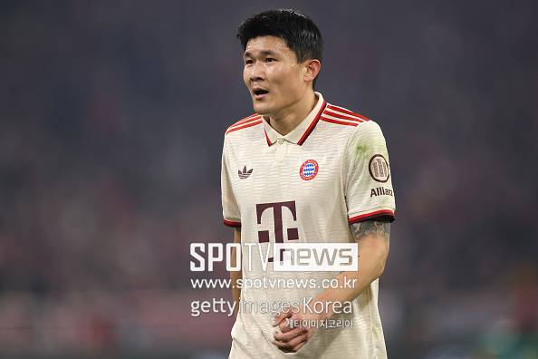 발롱도르는 축구 선수 최고의 영예다. 프랑스 축구 전문지 ‘프랑스 풋볼’이 주관하며, 남녀 각각 30인의 후보가 선정된다. 후보 명단은 2025년 8월 초중순발표될 예정이며, 이후 100개국(남성)과 50개국(여성)의 기자들이 투표에 참여한다. 김민재는 2022-23시즌 나폴리에서 이탈리아 세리에A 우승을 차지하며 세계적인 수비수로 도약했고, 2023-24시즌 바이에른 뮌헨으로 이적해 팀 적응기를 보냈다. 2024-25시즌 김민재는 벵상 콤파니 감독 아래에서 주전급 수비수로 활약했고 바이에른 뮌헨의 분데스리가 우승 주역이 됐다. 아시아 선수가 유럽 주요 리그 두 곳에서 정상에 오른 매우 드문 이력이다. 2025년 발롱도르 후보에 오르면, 2019년과 2022년에 발롱도르 후보에 들어갔던 손흥민과 타이 기록이다. 공격수가 아닌 수비수라는 점에서 의미는 더 크다.&nbsp;