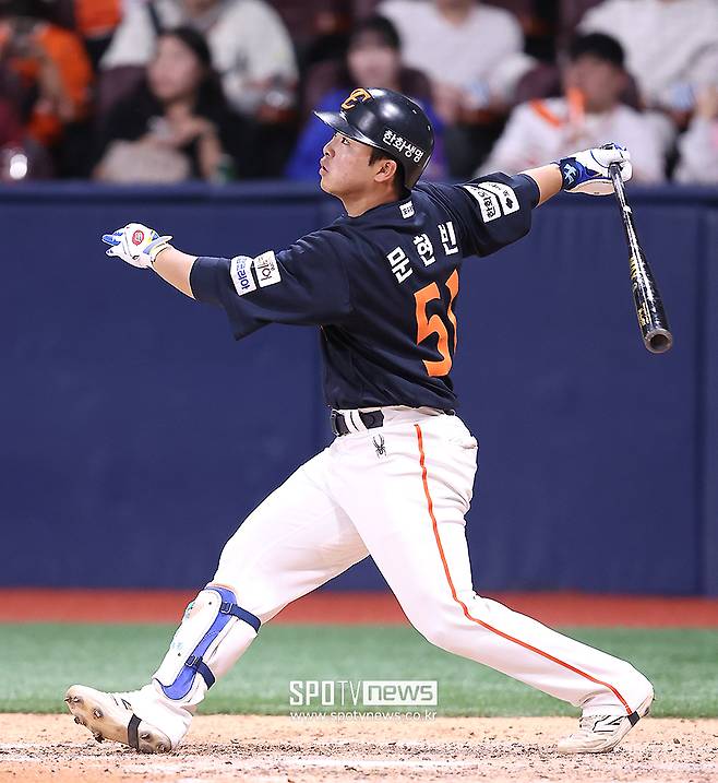 ▲ 신인 시절부터 타격 재능을 인정받았던 문현빈은 근성까지 더해 올해 팀 타선의 핵심으로 떠올랐다 ⓒ곽혜미 기자