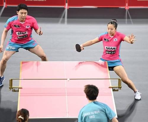 ▲ 신유빈(오른쪽)은 남아프리카공화국 더반에서 열린 2023 세계선수권대회에서 전지희(은퇴)와 짝을 이뤄 여자복식 은메달을 목에 걸었다. 올해는 임종훈(왼쪽)과 손을 맞춘 혼합복식에서 포디움 입성을 겨냥한다. ⓒ연합뉴스