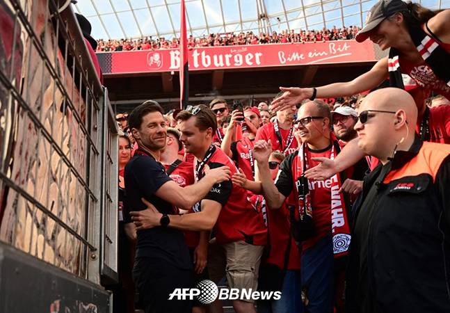 사비 알론소 바이어 레버쿠젠 감독이 지난 12일 레버쿠젠 홈에서 열린 시즌 마지막 홈경기를 마친 뒤 팬들과 작별인사를 나누고 있다.  알론소 감독은 이번 시즌을 끝으로 레버쿠젠 지휘봉을 내려놓는다./AFPBBNews=뉴스1