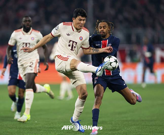파리 생제르맹과의 2024~2025 UEFA 챔피언스리그에서 볼경합을 벌이고 있는 바이에른 뮌헨 김민재(오른쪽 두 번째). /AFPBBNews=뉴스1