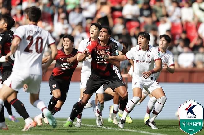 지난 18일 포항 스틸야드에서 열린 하나은행 K리그1 2025 14라운드 포항 스틸러스-광주FC전 경기 모습. /사진=한국프로축구연맹 제공