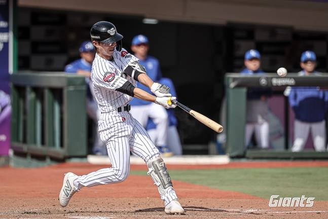롯데 전민재가 18일 사직 삼성전에서 5회 3점 홈런을 터트리고 있다. /사진=롯데 자이언츠 제공