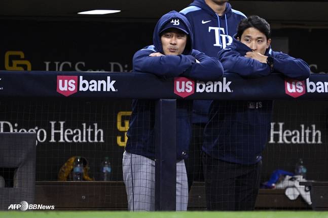 벤치에서 샌디에이고전을 지켜보는 김하성(왼쪽). /AFPBBNews=뉴스1