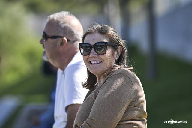 호날두 주니어를 응원하는 그의 할머니 마리아 돌로레스 아베이로(오른쪽). /AFPBBNews=뉴스1