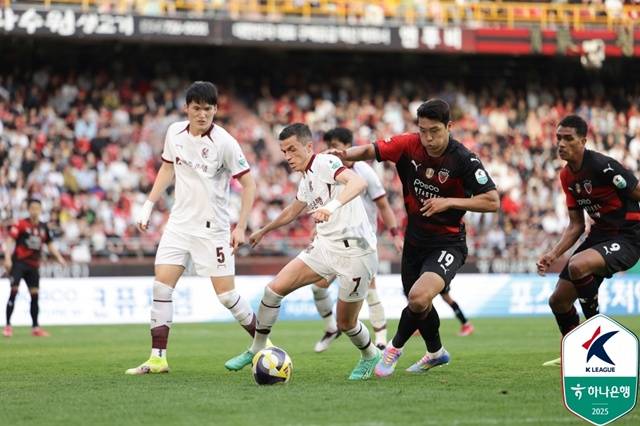 광주FC(흰색 유니폼)-포항스틸러스 경기. /사진=한국프로축구연맹 제공