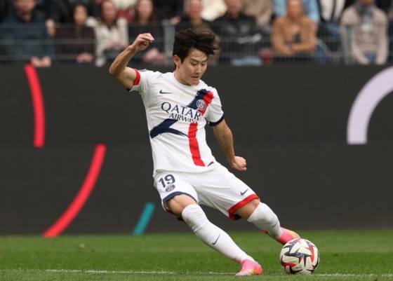 이강인이 지난 3월 9일(한국시각) 프랑스 렌의 로아존 파르크에서 열린 PSG 대 스타드 렌의 '2024~2025시즌 프랑스 리그1' 25라운드에서 슈팅을 시도하고 있다. /사진=PSG 공식 SNS 갈무리