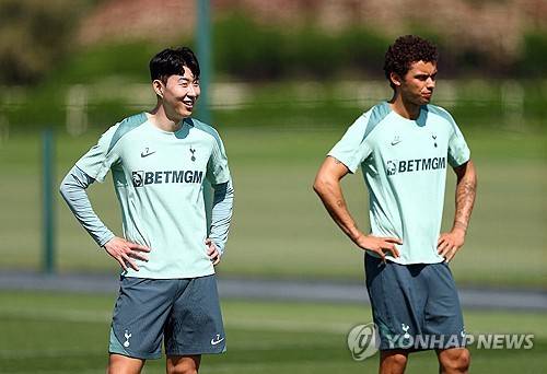 손흥민이 소속된 토트넘 홋스퍼가 2024-2025시즌 유럽축구연맹(UEFA) 유로파리그 결승전을 앞두고 20일 결전지 스페인 빌바오에 입성했다. 이번 결승전은 오는 22일 오전 4시 스페인 빌바오 산 마메스 경기장에서 잉글리시 프리미어리그의 또 다른 명문 맨체스터 유나이티드(이하 맨유)를 상대로 치러진다. 연합뉴스