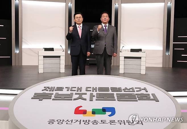 제21대 대선 초청 외 후보자 토론회 (서울=연합뉴스) 무소속 황교안(왼쪽), 송진호 대선 후보가 19일 서울 마포구 상암동 SBS 프리즘센터 스튜디오에서 열린 제21대 대선 초청 외 후보자 토론회 시작에 앞서 기념촬영을 하고 있다. 2025.5.19 [중앙선거방송토론위원회 제공. 재판매 및 DB 금지] photo@yna.co.kr