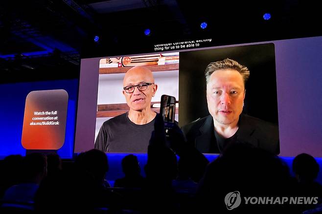 사티아 나델라 MS CEO(왼쪽)와 일론 머스크 영상 대화 [시애틀 로이터=연합뉴스]