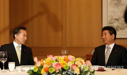 노무현 대통령과 이명박 대통령 당선인 사진은 2007년 12월 28일 오후 청와대에서 회동하는 노무현 대통령과 이명박 대통령 당선인. 2015.4.23
    <<연합뉴스 DB>>