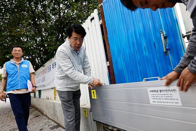 장마 대비 시설을 점검 중인 서강석 구청장 [송파구 제공. 재판매 및 DB 금지]