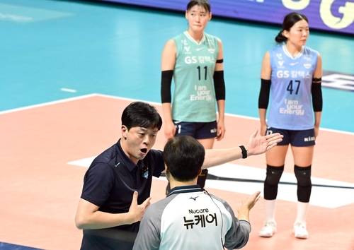 포히트 비디오판독 관련해 항의하는 이영택 GS칼텍스 감독 [한국배구연맹 제공. 재판매 및 DB 금지]