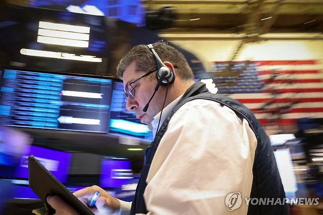 뉴욕증권거래소의 트레이더 [로이터 연합뉴스 자료사진. 재판매 및 DB 금지]