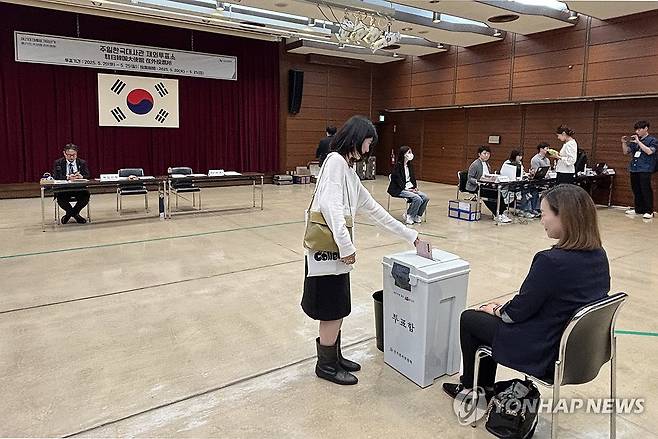 21대 대선 재외투표 시작 (도쿄=연합뉴스) 박상현 특파원 = 제21대 대통령 선거 재외투표 첫날인 20일 일본 도쿄 미나토구 주일한국대사관에 마련된 재외투표소에서 유권자가 투표함에 투표용지를 넣고 있다. 2025.5.20 psh59@yna.co.kr