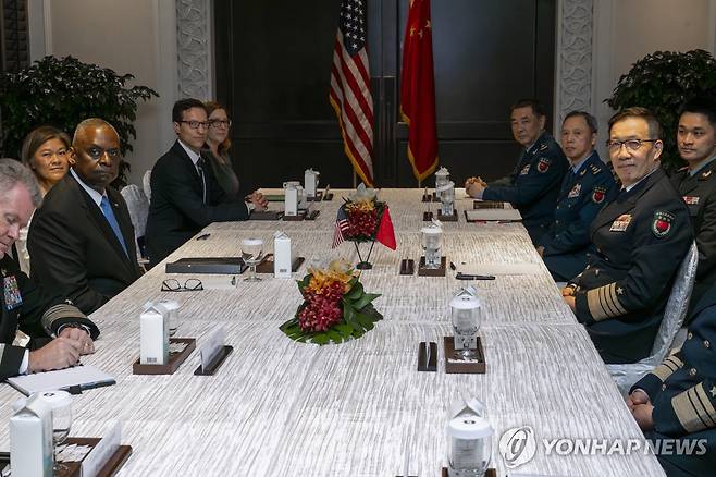 2024년 샹그릴라대화 때 대면회담하는 미중 국방장관 [EPA=연합뉴스 자료사진]