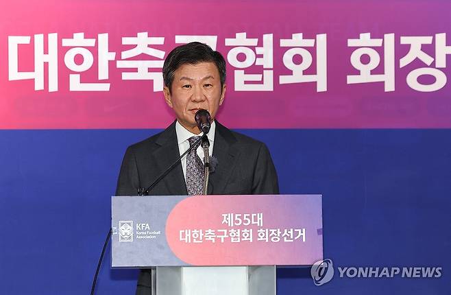 4연임 소감 밝히는 정몽규 회장 (서울=연합뉴스) 서대연 기자 = 대한축구협회장 4연임에 성공한 정몽규 회장이 26일 서울 종로구 축구회관에서 열린 제55대 대한축구협회 회장 선거에서 당선이 확정된 뒤 소감을 밝히고 있다. 2025.2.26 dwise@yna.co.kr