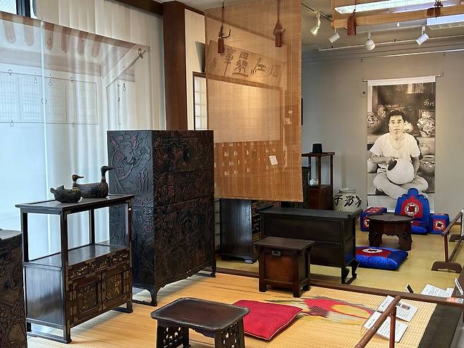 고려미술관 2층 전시실      (교토=연합뉴스) 김예나 기자 = 지난 15일 방문한 일본 고려미술관 2층 전시실 모습. 고(故) 정조문(1918∼1989) 선생이 조선백자 항아리를 안고 있는 사진이 보인다. 2025.5.20
    yes@yna.co.kr