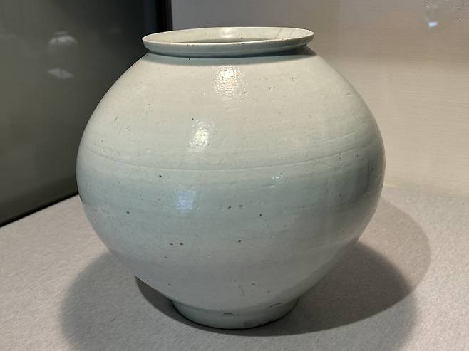 故 정조문이 사랑했던 백자 항아리      (교토=연합뉴스) 김예나 기자 = 지난 15일 찾은 일본 고려미술관에 조선시대 백자 항아리가 전시돼 있다. 미술관 측은 이 항아리에 대해 '정조문(1918∼1989)이 사랑했던 작품'이라고 소개했다. 2025.5.20
    yes@yna.co.kr