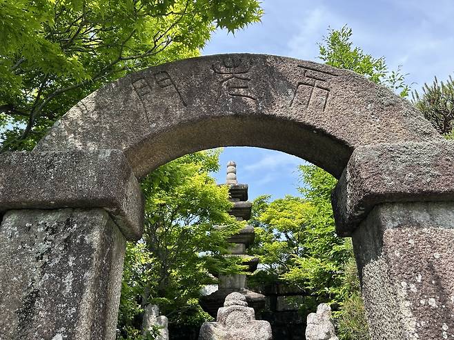 고려미술관 야외 전시장      (교토=연합뉴스) 김예나 기자 = 지난 15일 찾은 일본 교토 고려미술관의 야외 전시장 모습. 오층석탑과 다양한 석물이 전시돼 있다. 2025.5.20
    yes@yna.co.kr