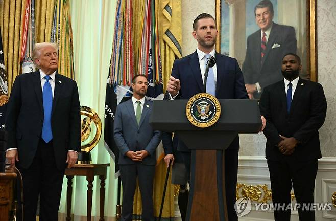백악관에서 발언하는 에릭 트럼프 (워싱턴DC AFP=연합뉴스) 19일(현지시간) 미국 백악관에서 열린 한 행사에서 도널드 트럼프 대통령이 지켜보는 가운데 그의 차남 에릭 트럼프(오른쪽에서 2번째)가 발언하고 있다. 2025.05.20