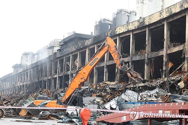 불 난 금호타이어 광주공장 철거 준비 (광주=연합뉴스) 천정인 기자 = 20일 오전 광주 광산구 금호타이어 광주공장에서 불이 난 건물을 철거하기 위해 잔해 정리 작업이 이뤄지고 있다. 2025.5.20 iny@yna.co.kr
