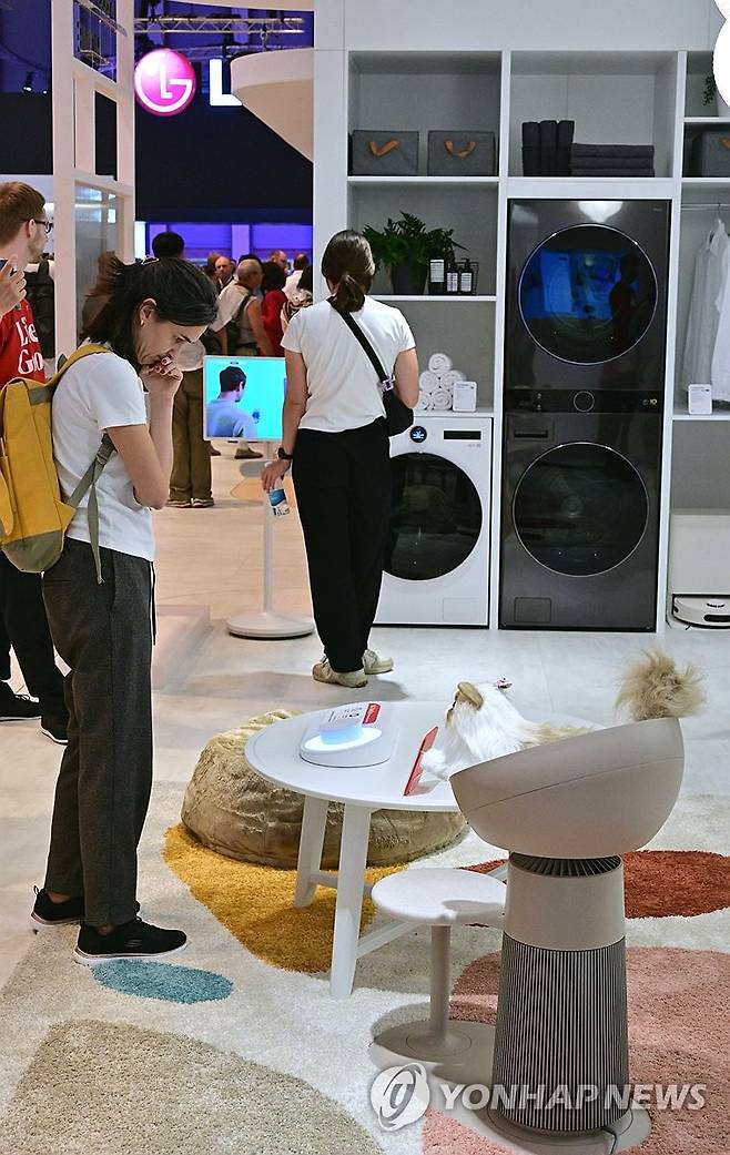 LG전자, IFA 2024에 '공감지능으로 새롭게 그려내는 AI홈' 주제로 참가 (서울=연합뉴스) LG전자가 지난 6일(현지시간)부터 5일간 독일 베를린에서 열리는 유럽 최대 가전전시회 'IFA 2024'에 '공감지능으로 새롭게 그려내는 AI홈'을 주제로 참가했다고 8일 밝혔다. 사진은  LG전자 전시관을 찾은 관람객이 LG AI홈의 핵심 디바이스 'LG 씽큐 온'과 공기청정기와 캣타워가 결합된 '에어로 캣'을 살펴보고 있는 모습. 2024.9.8 [LG전자 제공. 재판매 및 DB 금지] photo@yna.co.kr