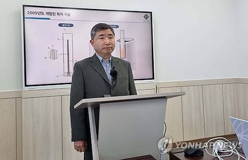 지난해 4월 기자회견 하는 곽대근 KT&G 전 연구원 [연합뉴스 자료사진]