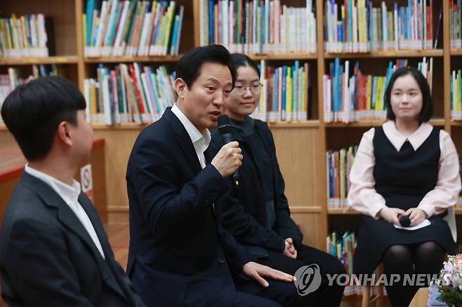 오세훈 서울시장, 서울런 학생들에게 격려 인사 (서울=연합뉴스) 진연수 기자 = 오세훈 서울시장이 17일 오후 서울 중구 서울도서관에서 열린 서울런 우수 학생 초청 간담회에서 인사말을 하고 있다. 2023.4.17 jin90@yna.co.kr
